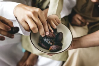 Ilustrasi berbuka makan kurma