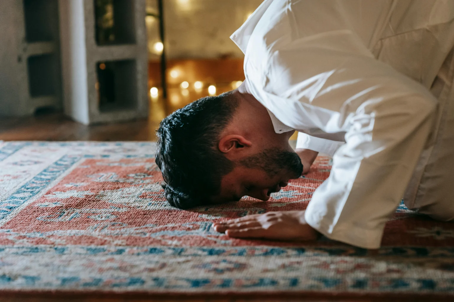 Ilustrasi melaksanakan salat Hajat