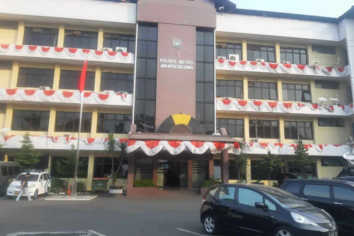 Kantor Kepolisian Resor Jakarta Selatan.