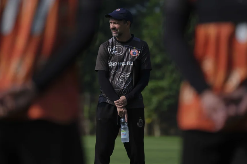Pelatih Persija Jakarta, Mauricio Souza wanti-wanti pemain agar tidak dapat kartu merah lawan Persib