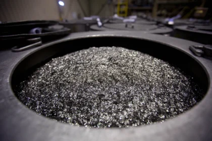 Magnet neodymium besi boron ditempatkan di dalam tong sebelum dihancurkan menjadi bubuk di sebuah pabrik di Tianjin, Cina.