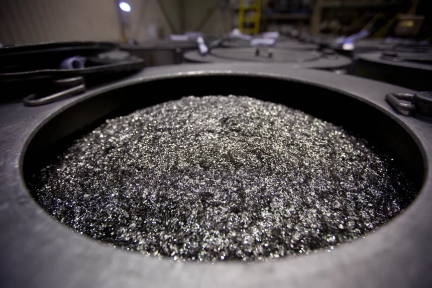 Magnet neodymium besi boron ditempatkan di dalam tong sebelum dihancurkan menjadi bubuk di sebuah pabrik di Tianjin, Cina.