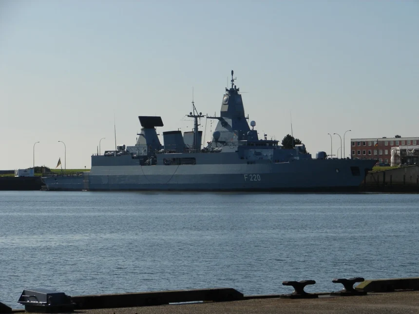 Kapal fregat tengah bersandar.
