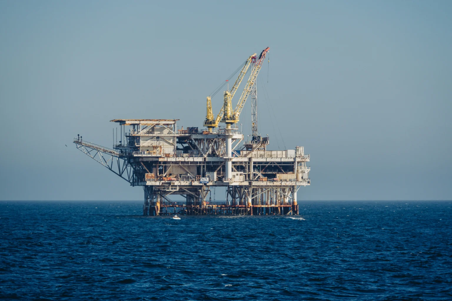 Pengeboran Minyal Lepas Pantai. (Sumber: Unsplash/Sheng Hu )
