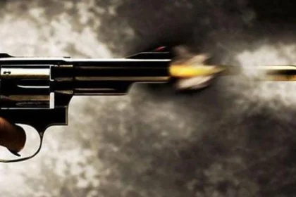 Gambar ilustrasi senjata api pistol meletus