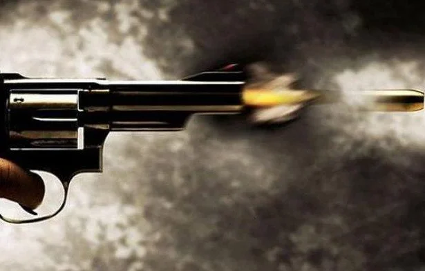 Gambar ilustrasi senjata api pistol meletus