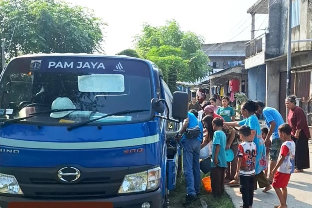 Warga masyarakat mendapatkan air bersih