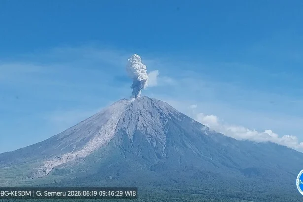 Gunung Semeru Erupsi