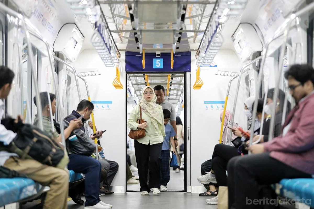 Pengguna moda transportasi MRT Jakarta