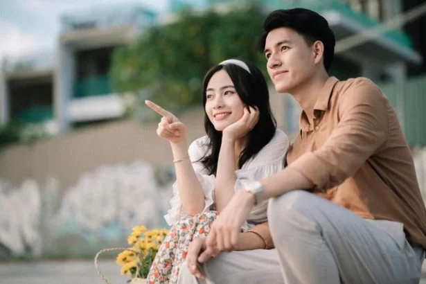 Ilustrasi Slow burn relationship dinamika hubungan di mana perasaan cinta, ketertarikan, dan komitmen