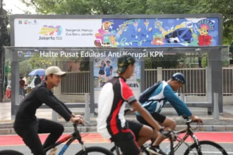 Warga Jakarta bersepeda di depan KPK, Kuningan Jakarta Selatan