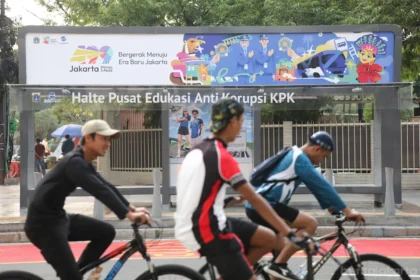 Warga Jakarta bersepeda di depan KPK, Kuningan Jakarta Selatan