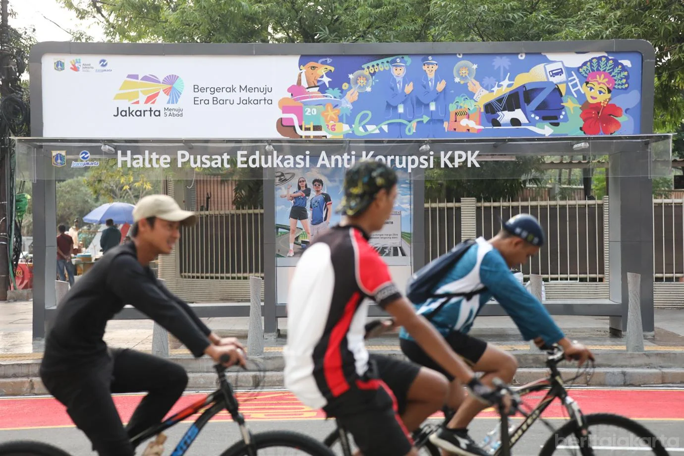 Warga Jakarta bersepeda di depan KPK, Kuningan Jakarta Selatan