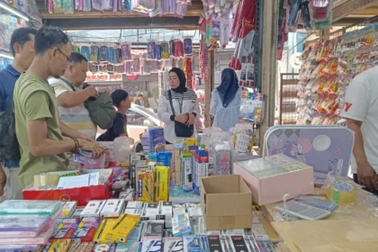 Suasana toko alat tulis di Pasar Asemka dipenuhi pembeli yang berburu kebutuhan sekolah