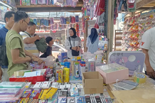 Suasana toko alat tulis di Pasar Asemka dipenuhi pembeli yang berburu kebutuhan sekolah