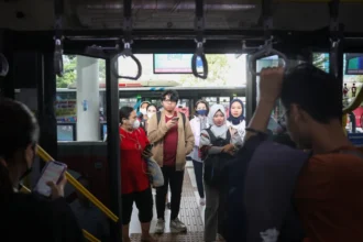 Sejumlah penumpang saat akan masuk ke dalam bus Transjakarta