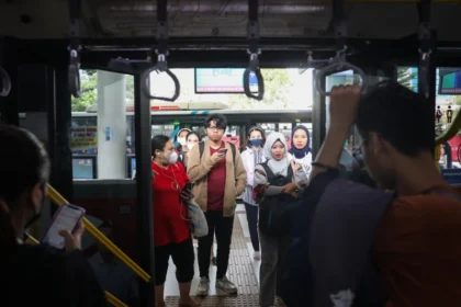 Sejumlah penumpang saat akan masuk ke dalam bus Transjakarta