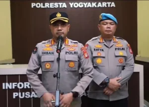 Humas Polda DIY, Ihsan (kiri) dan Kabid Propam Polda DIY, Satya Widhy Widharyadi menyampaikan klarifikasi terkait miskomunikasi yang terjadi