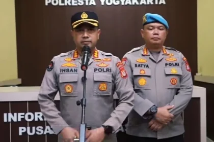 Humas Polda DIY, Ihsan (kiri) dan Kabid Propam Polda DIY, Satya Widhy Widharyadi menyampaikan klarifikasi terkait miskomunikasi yang terjadi