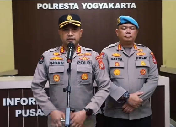 Humas Polda DIY, Ihsan (kiri) dan Kabid Propam Polda DIY, Satya Widhy Widharyadi menyampaikan klarifikasi terkait miskomunikasi yang terjadi