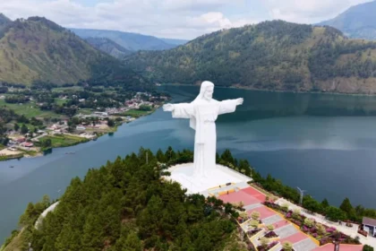 Patung Yesus di Bukit Sibeabea