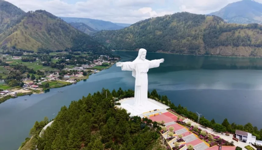 Patung Yesus di Bukit Sibeabea