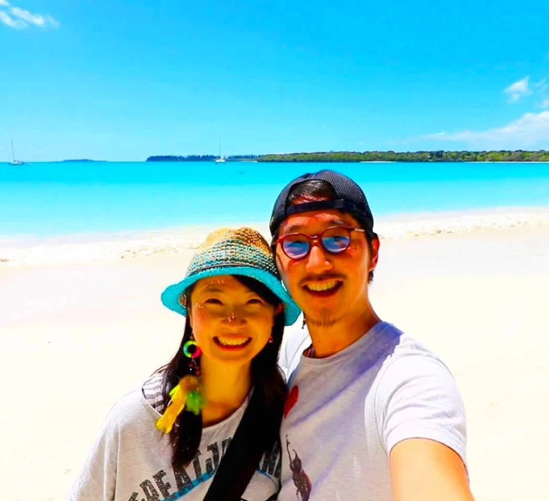 Honeymoon traveler