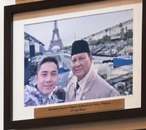 Selfie Seskab Teddy dan Prabowo di Paris