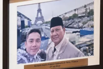 Selfie Seskab Teddy dan Prabowo di Paris