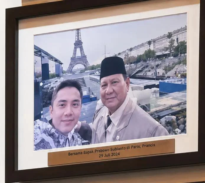 Selfie Seskab Teddy dan Prabowo di Paris
