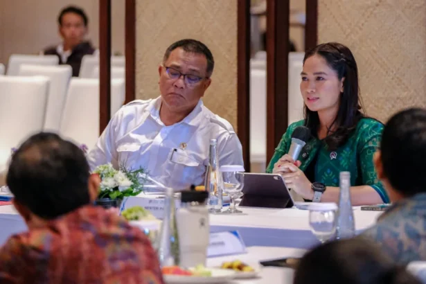Menteri KLH (baju putih) dan Wakil Menteri Pariwisata (baju hijau) saat Rapat Koordinasi Optimalisasi Peran Hotel, Restoran, dan Kafe (HOREKA) dalam Pengelolaan Sampah di Provinsi Bali pada Senin 8 Juni 2026 di The Meru Sanur, Bali.
