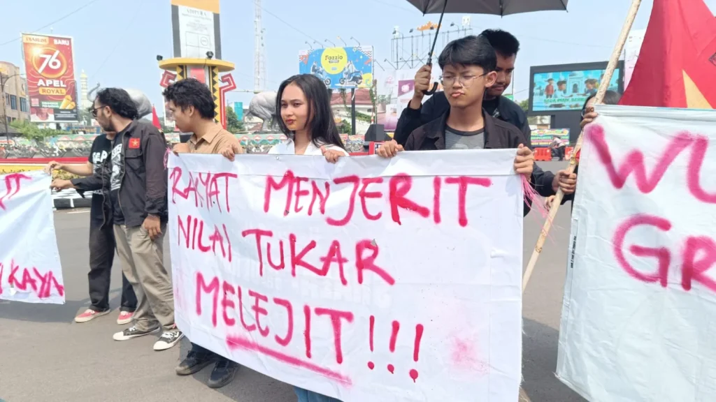 Aksi Mahasiswa Jahit Mulut