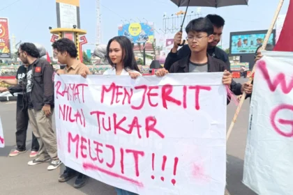Aksi Mahasiswa Jahit Mulut