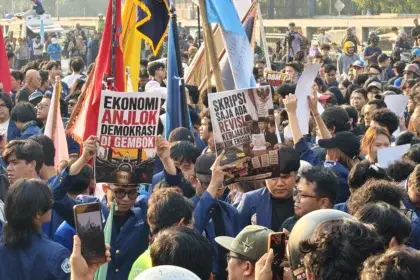 Mahasiswa Trisaksi dan Esa Unggul di depan gedung DPR RI. (Sumber: Owrite/Fauzi-Tunny)