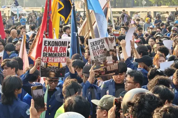 Mahasiswa Trisaksi dan Esa Unggul di depan gedung DPR RI. (Sumber: Owrite/Fauzi-Tunny)