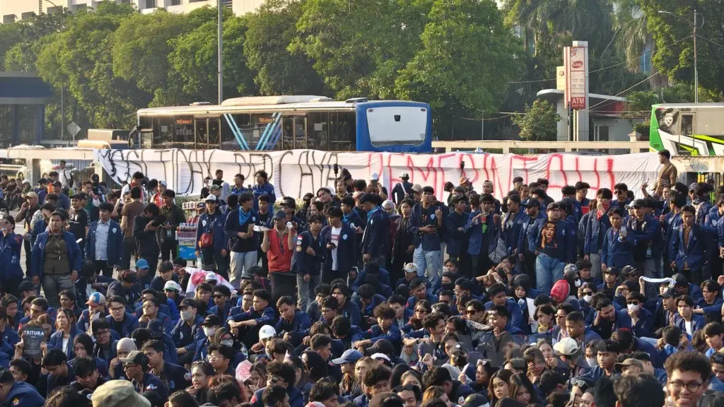 Mahasiswa Trisaksi dan Esa Unggul di depan gedung DPR RI. (Sumber: Owrite/Fauzi-Tunny)
