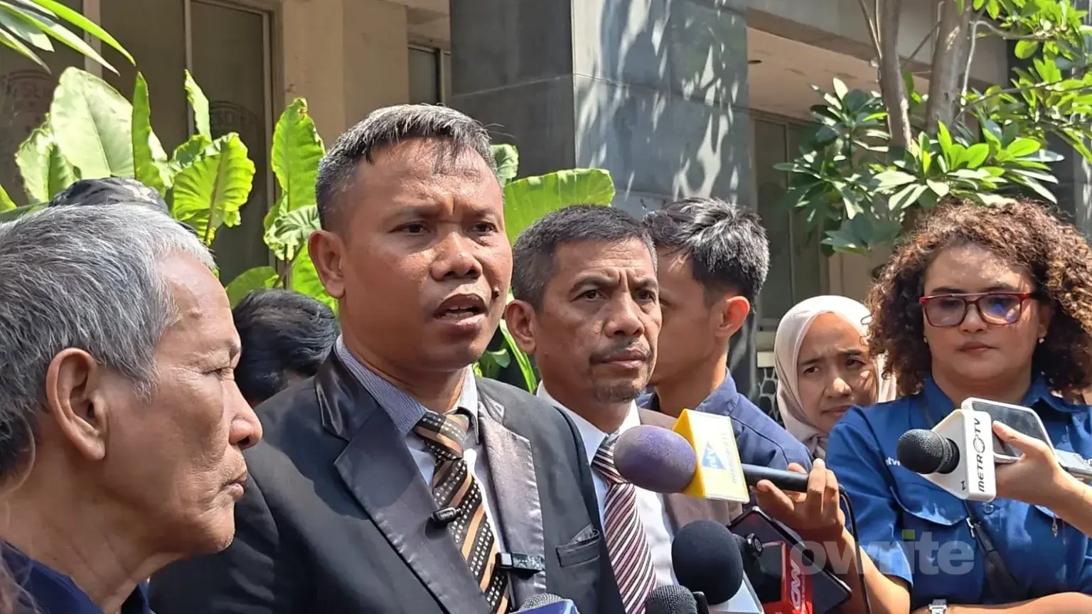 Kuasa hukum Roy Suryo, Ahmad Khozinudin, menyatakan perang dengan kubu Jokowi, 19 Juni 2026.