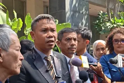 Kuasa hukum Roy Suryo, Ahmad Khozinudin, menyatakan perang dengan kubu Jokowi, 19 Juni 2026.