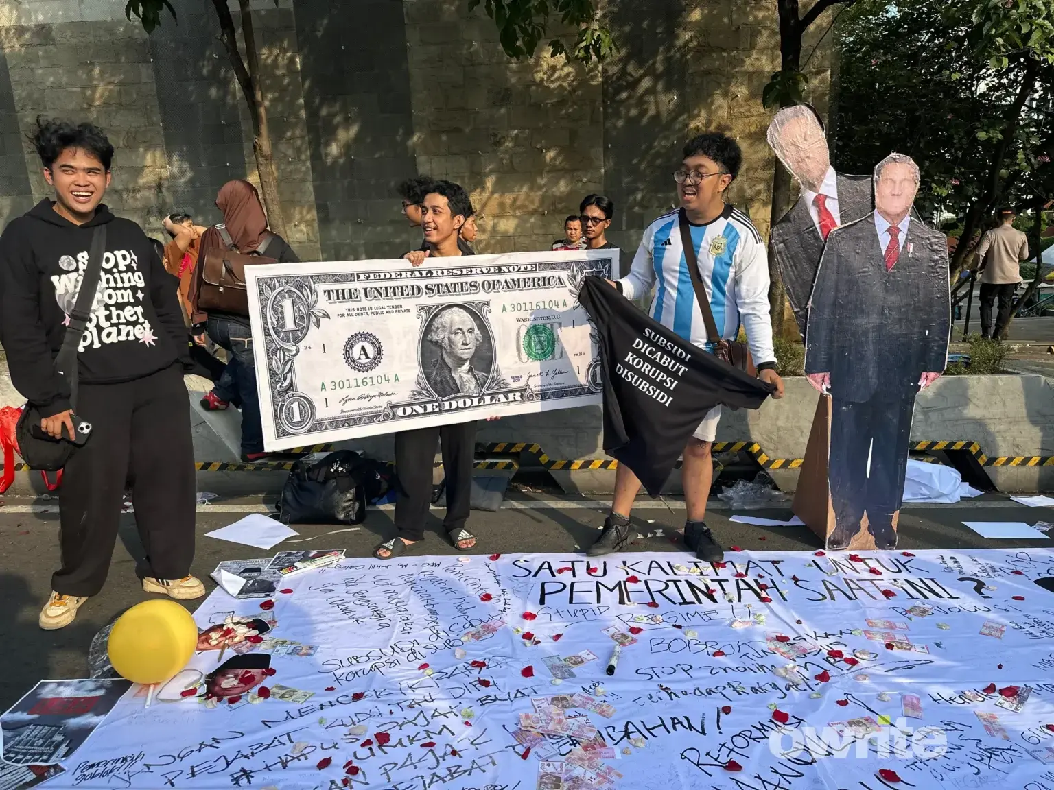 Gabungan mahasiswa menggelar aksi CFD and Solidarity Campaign di kawasan Car Free Day, Minggu, 28 Juni 2026.