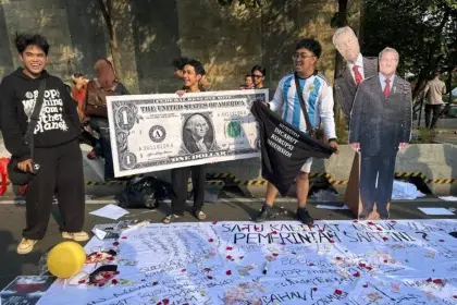 Gabungan mahasiswa menggelar aksi CFD and Solidarity Campaign di kawasan Car Free Day, Minggu, 28 Juni 2026.