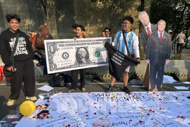 Gabungan mahasiswa menggelar aksi CFD and Solidarity Campaign di kawasan Car Free Day, Minggu, 28 Juni 2026.