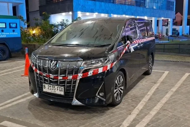 Mobil mewah jenis Toyota Alphard yang disita Kejaksaan Agung.