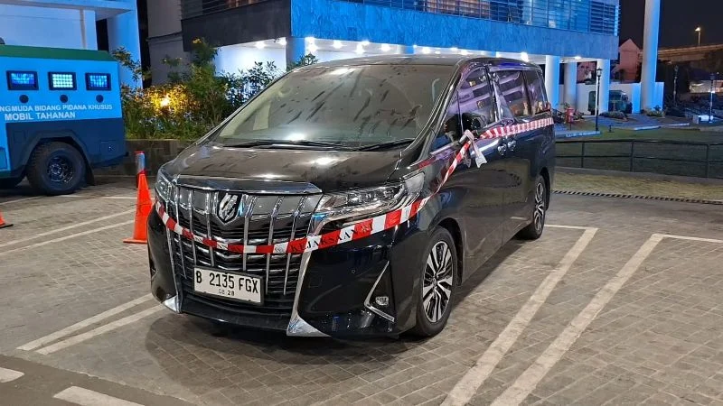 Mobil mewah jenis Toyota Alphard yang disita Kejaksaan Agung.
