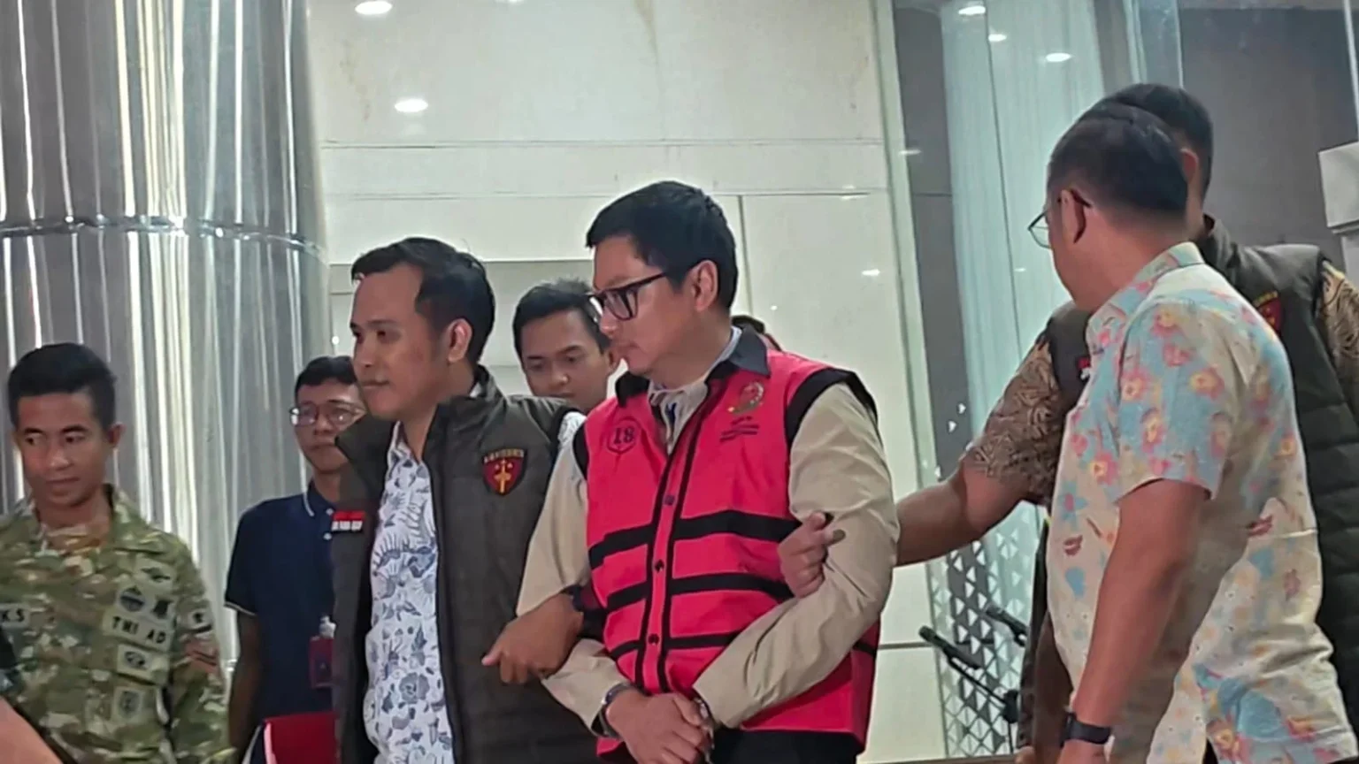 Komisaris Utama PT Yasa Artha Trimanunggal, Andrew Mulyono, ditetapkan sebagai tersangka korupsi pengadaan motor listrik MBG.