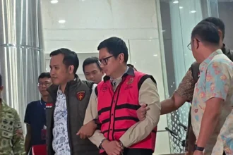 Komisaris Utama PT Yasa Artha Trimanunggal, Andrew Mulyono, ditetapkan sebagai tersangka korupsi pengadaan motor listrik MBG.