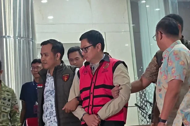 Komisaris Utama PT Yasa Artha Trimanunggal, Andrew Mulyono, ditetapkan sebagai tersangka korupsi pengadaan motor listrik MBG.