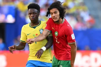 Gelandang Timnas Maroko Ayyoub Bouaddi saat berduel dengan Vinicius Jr.