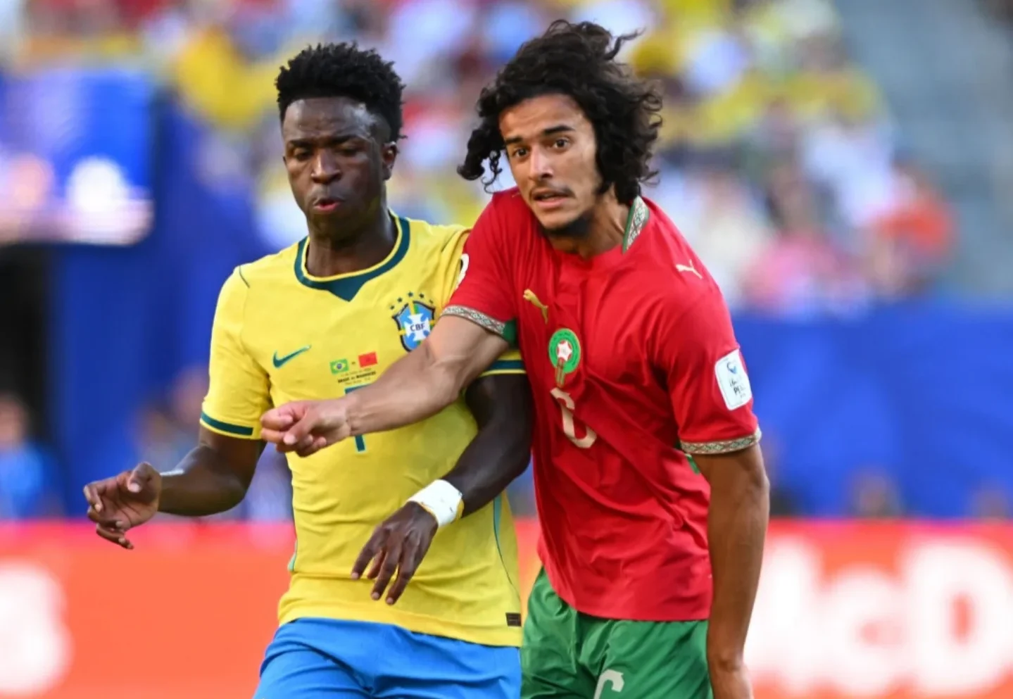 Gelandang Timnas Maroko Ayyoub Bouaddi saat berduel dengan Vinicius Jr.