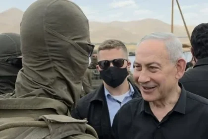 Perdana Menteri Israel Benjamin Netanyahu bersama tentara Israel.