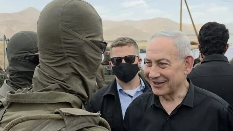 Perdana Menteri Israel Benjamin Netanyahu bersama tentara Israel.